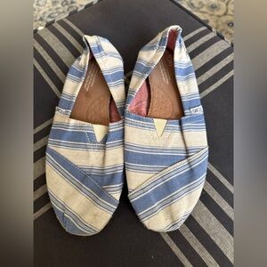 Toms women’s size 8.5 blue/cream slip on shoes in good used condition